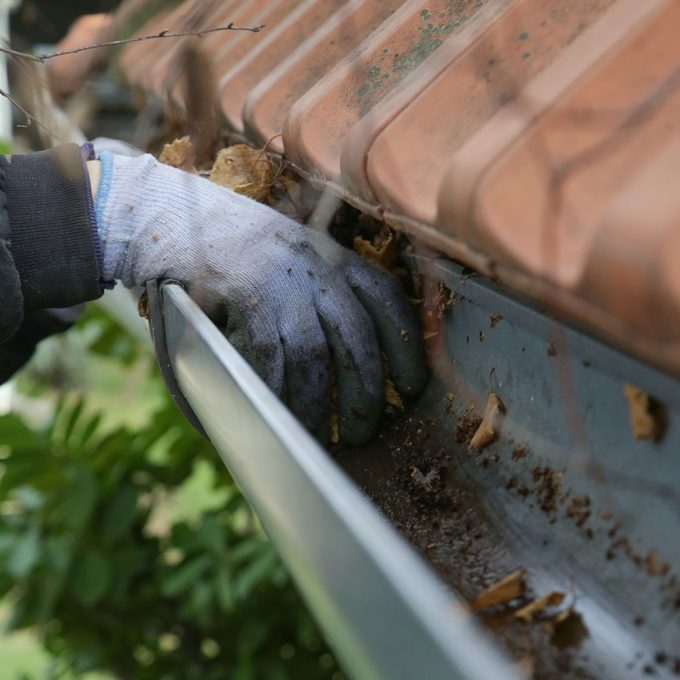 cleaning debris from gutters 1000 x 1000 qezcdotabzoetlpm4huez7c5w0vaz58qgsv6wi8m8g